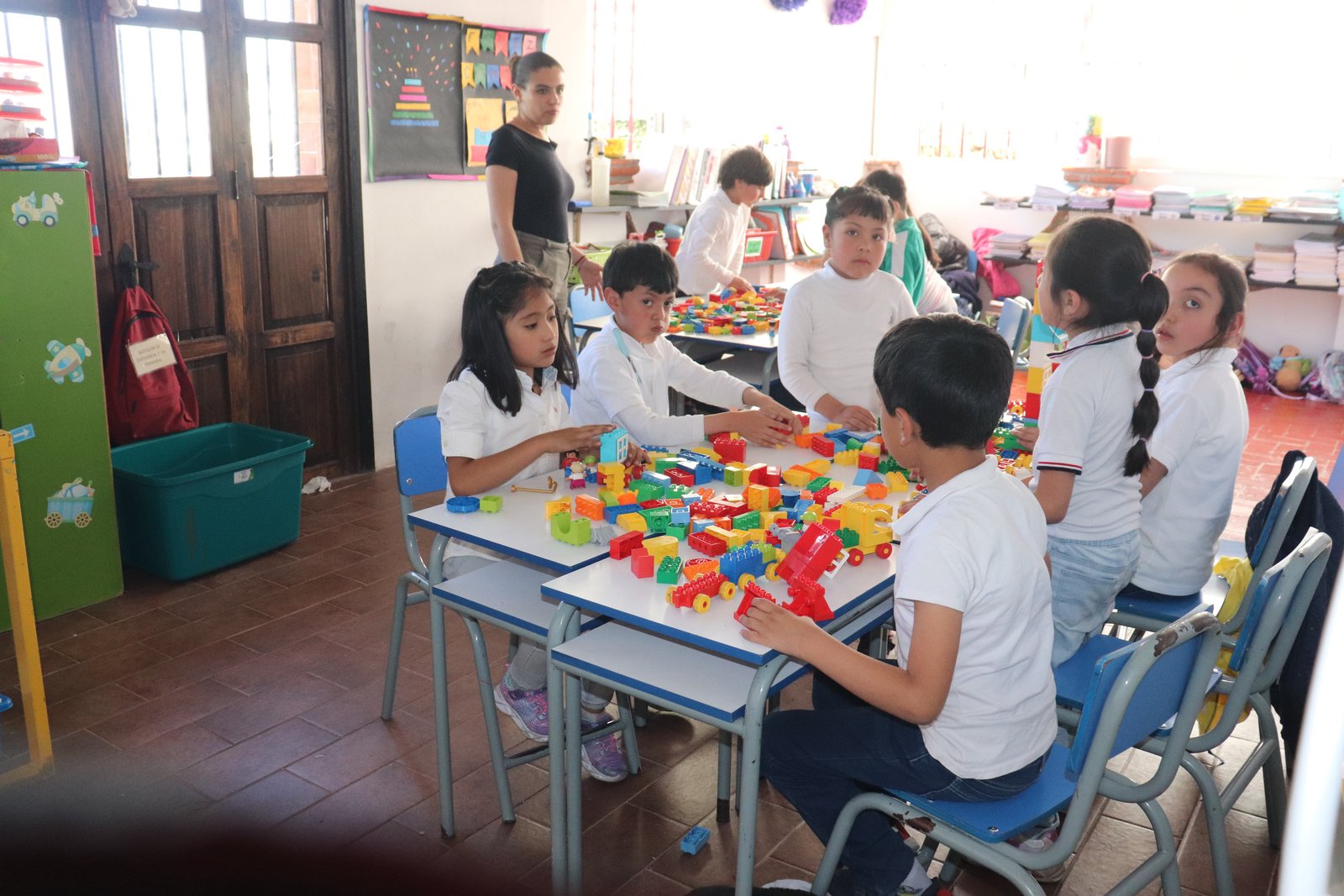 Estudiantes realizando actividades con bloques