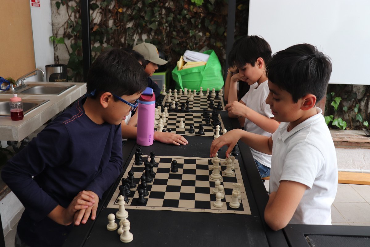 Estudiantes jugando ajedrez