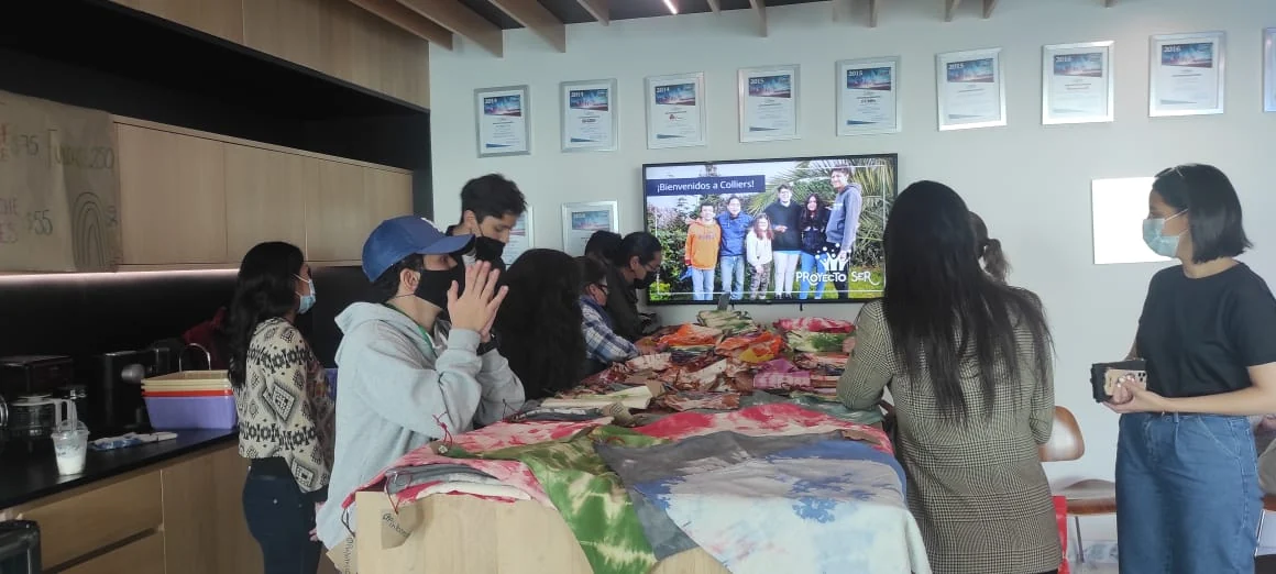 Estudiantes de Prepa Contadero participando en un taller textil