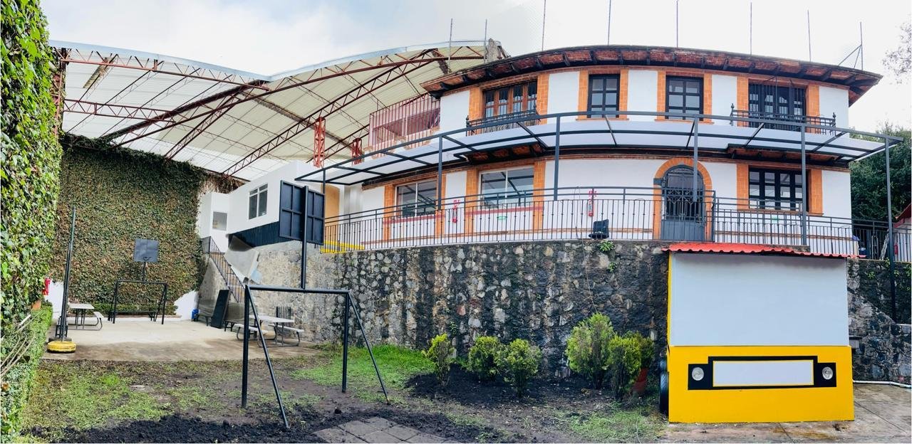 Vista panorámica del patio y edificio de Colegio Contadero