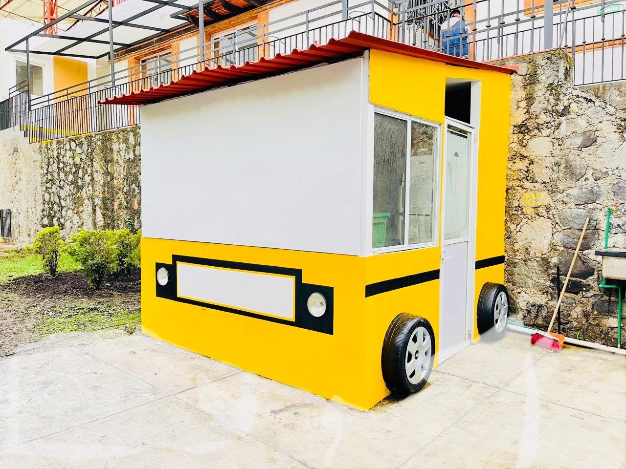 Espacio lúdico con forma de autobús